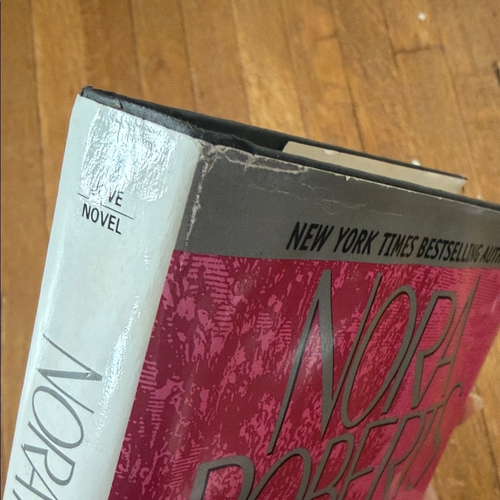 Nora Roberts - Holding the Dream hardcover - Picture 5 of 16
